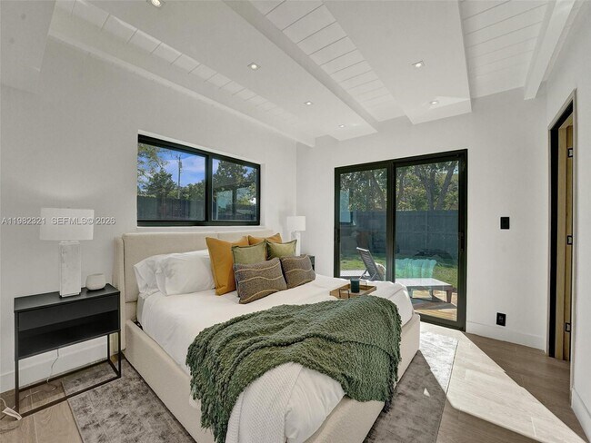 Building Photo - 2066 NE 174th St