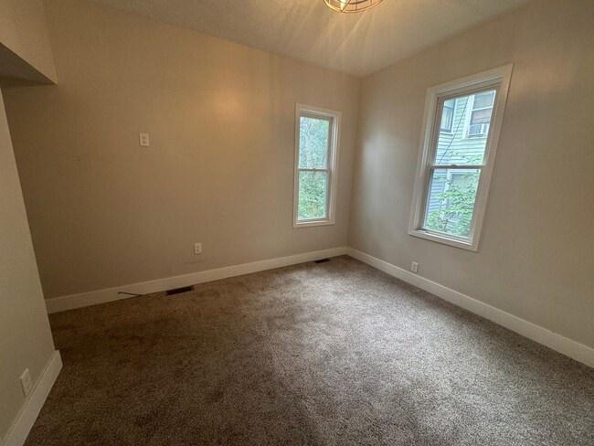Building Photo - Centrally located 4 bedroom 1 bath