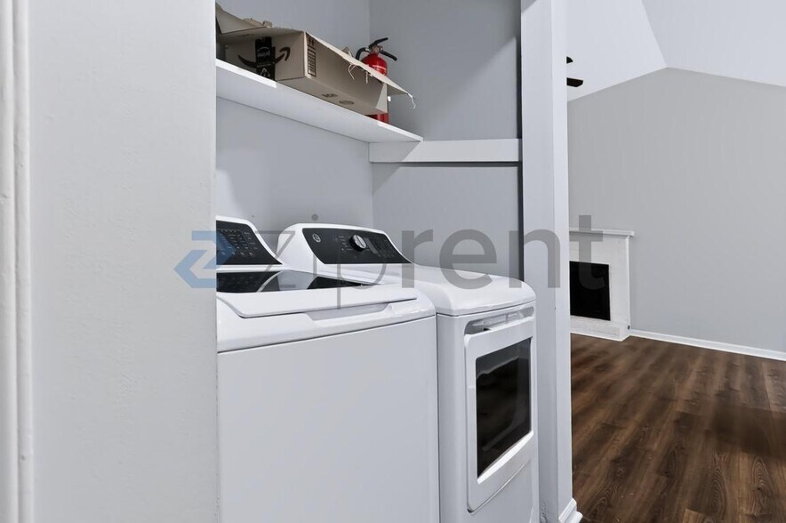 Building Photo - Unit