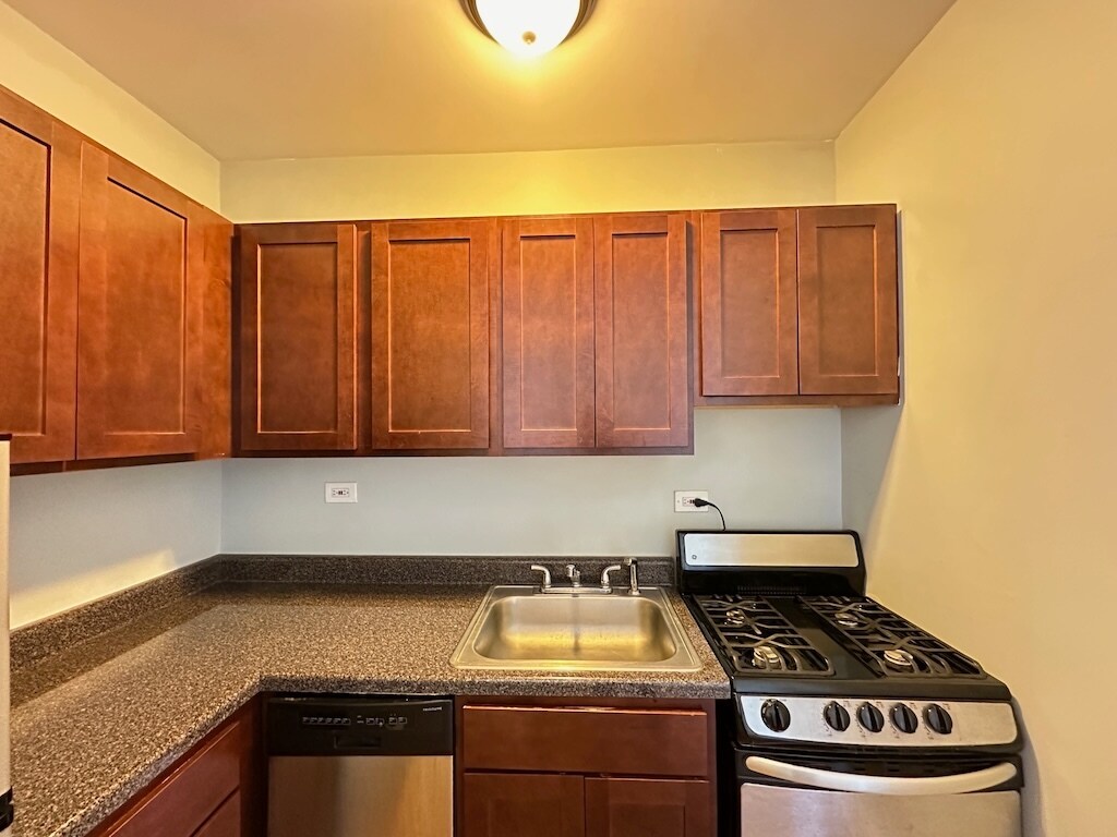 Building Photo - 823 W Diversey Pkwy