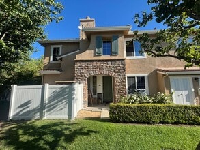 Building Photo - Spacious 4-Bedroom + Loft Townhome for Ren...