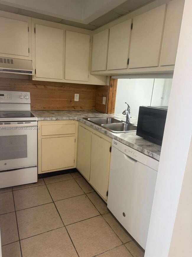 Building Photo - 109 Lake Emerald Dr