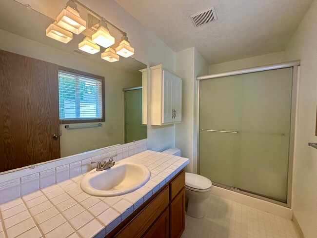Building Photo - Three Bedroom Home in Keizer with a Puttin...