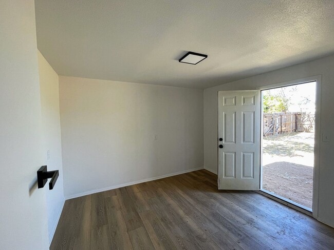 Building Photo - Modern Comfort Meets Classic Charm – Fresh-Renovated 3-Bed Home in Lamesa