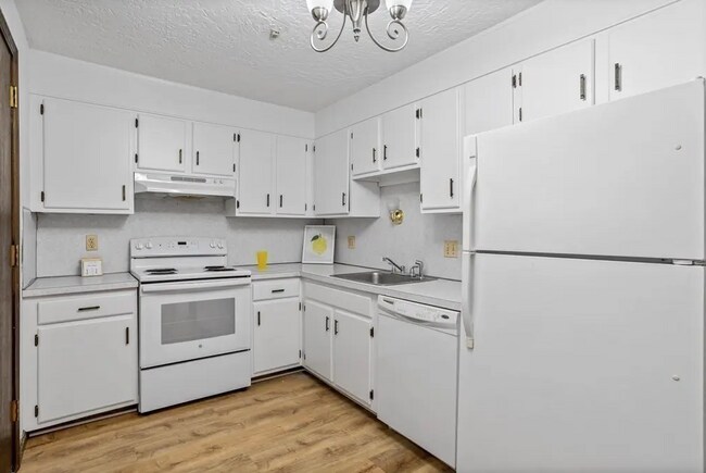 Building Photo - 276 Codman Hill Rd