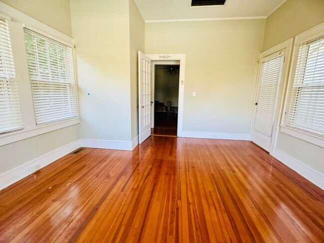 Building Photo - MOVE-IN READY!