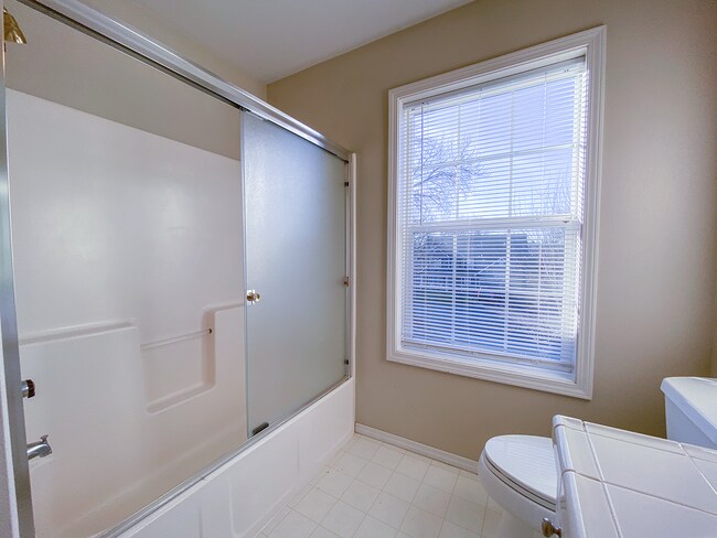 Building Photo - Stunning 4 Bed + 2.5 Bath House in Lake Oswego | Private Backyard, Open Floor Concept, Air Condit...