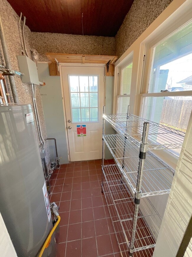 Building Photo - 1 Bedroom Home Available Near Colorado Ave & S 10th St!