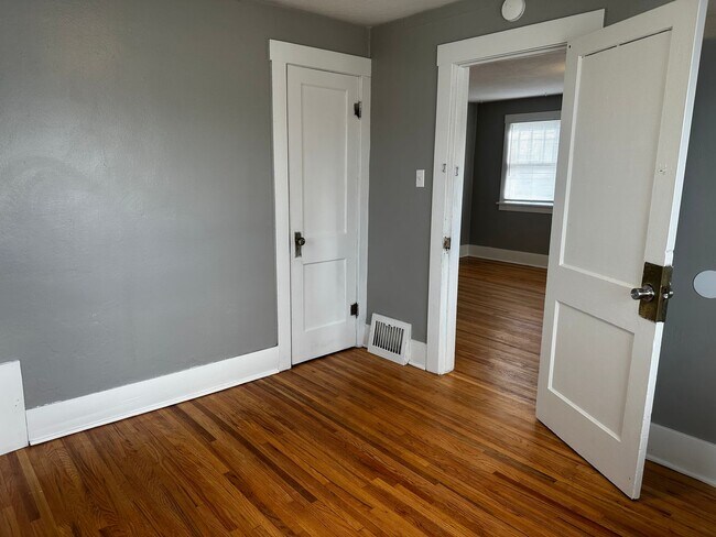 Building Photo - 4 Bedroom