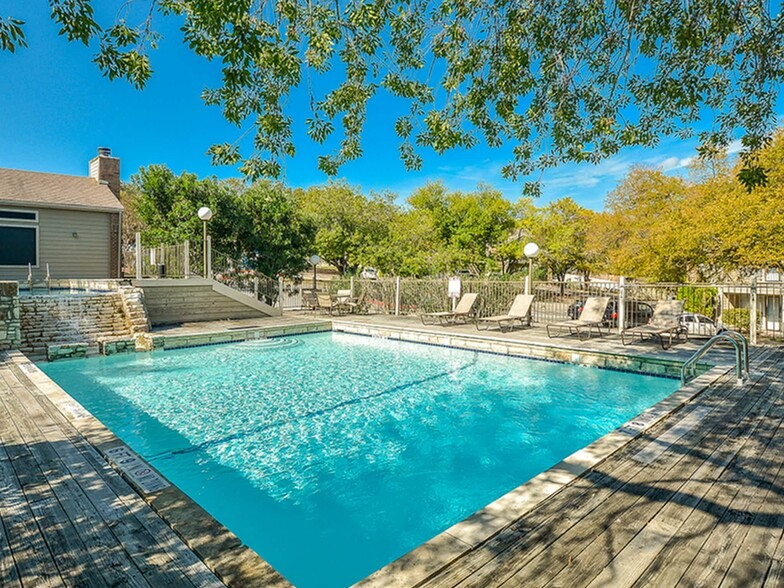 Beautiful Pool Area - Silver Creek Apartments