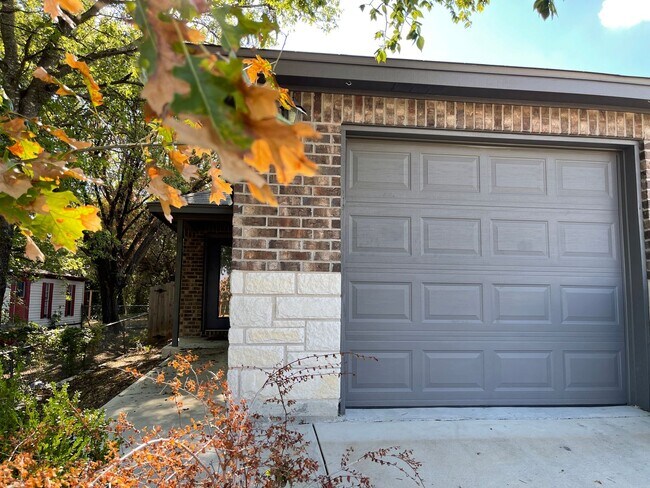 Building Photo - 915 Rebecca Ln