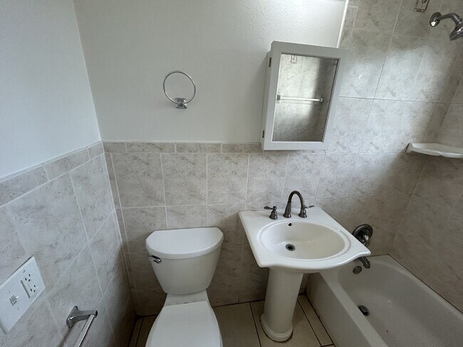 Building Photo - "Charming 3-Bedroom Home in St. Petersburg with Spacious 1,199 Sq Ft Layout!"