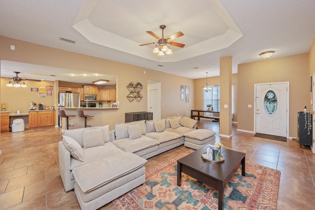 Building Photo - 4 Bedroom 2 bathroom