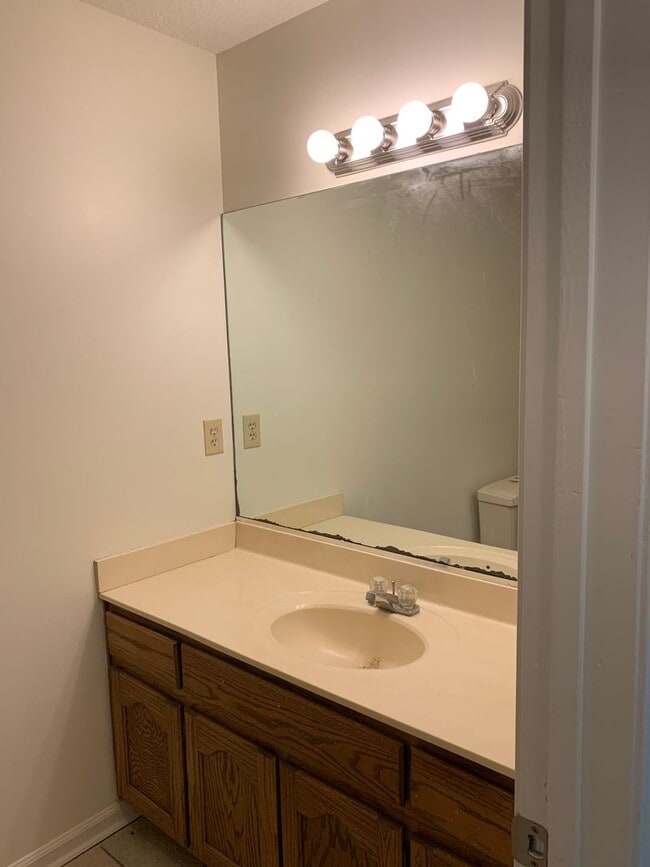 Building Photo - 3Bed/2Bath Home/Corner Lot/2 Car Garage an...