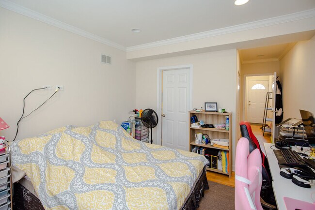 Building Photo - 6301 N Francisco Ave