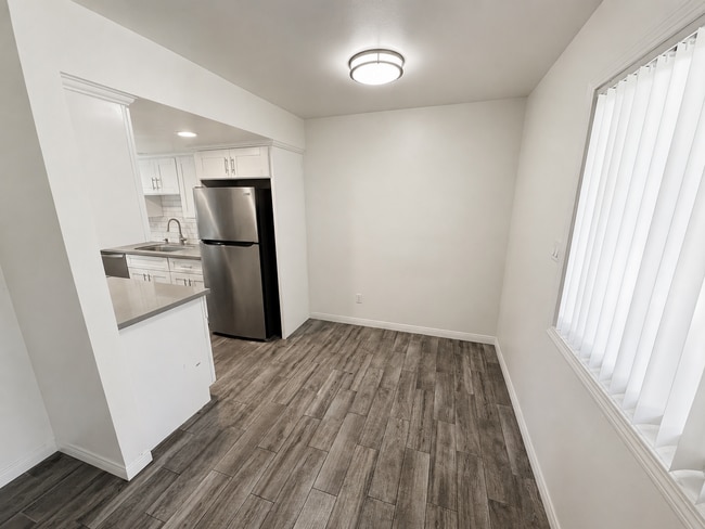 Building Photo - 211 E Santa Paula St