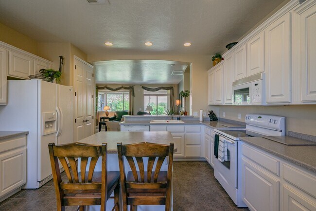 Building Photo - Fully Furnished 3 Bedroom Home In Coral Canyon With Community Amenities