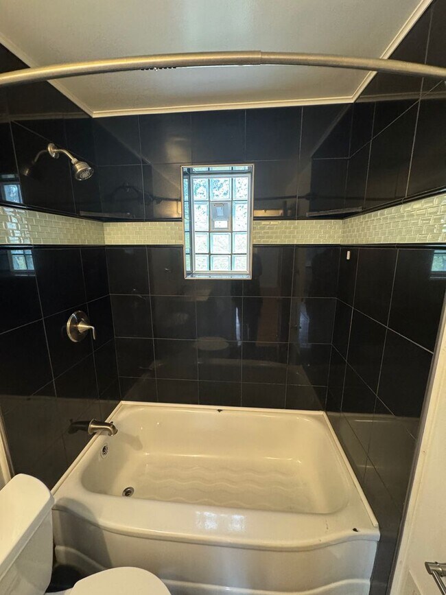 Building Photo - Coraopolis - 3 Bedroom, 1 Bath - Charming ...