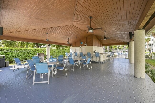 Building Photo - 3200 Port Royale Dr N