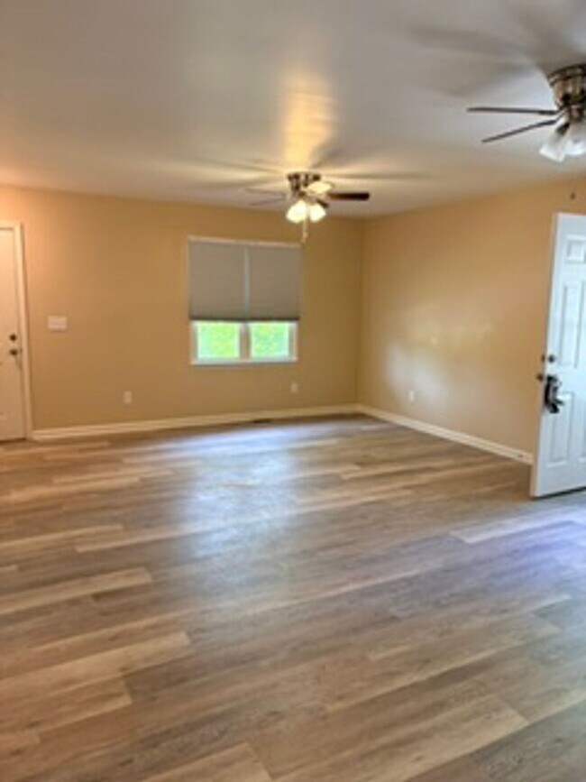 Building Photo - Totally Renovated Bungalow Located in Quiet Neighborhood Yet Close to Everything!