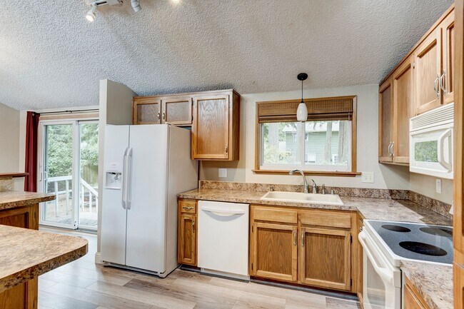 Building Photo - Cozy 4 Bed 3 Bath Home Center of Oak Harbor