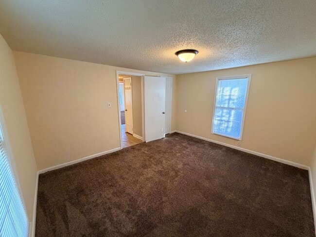 Building Photo - 2 Bedroom 1 Bath Home