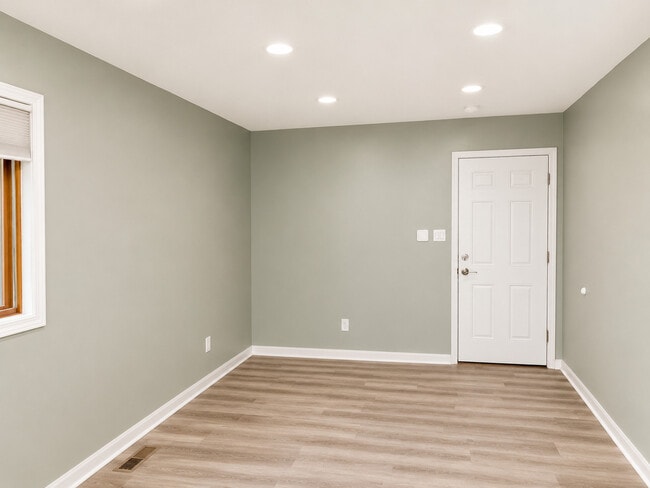 Building Photo - 1180 Larkdale Row
