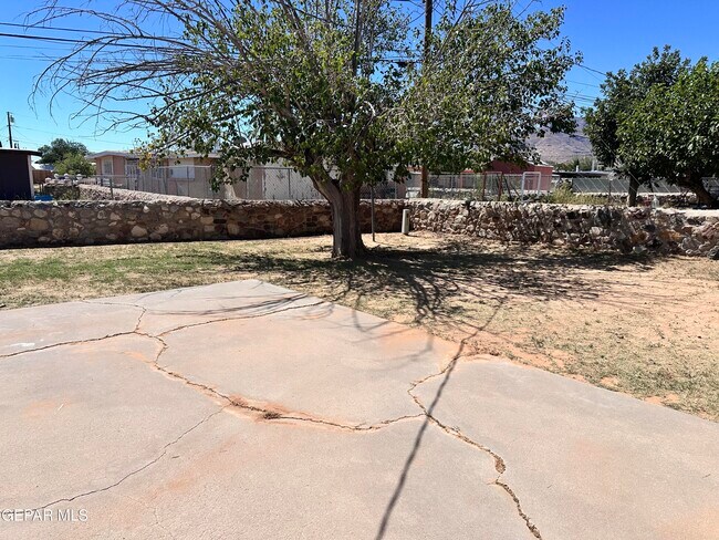 Building Photo - 5520 Salem Dr
