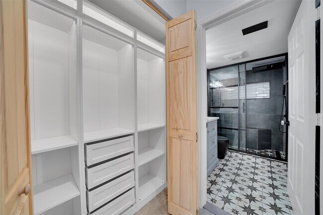 Building Photo - 2021 SE 10th Ave