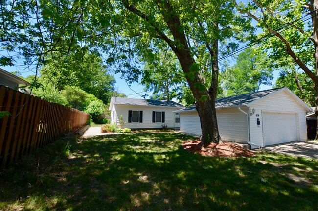 Building Photo - Cozy Home near Merle Hay!