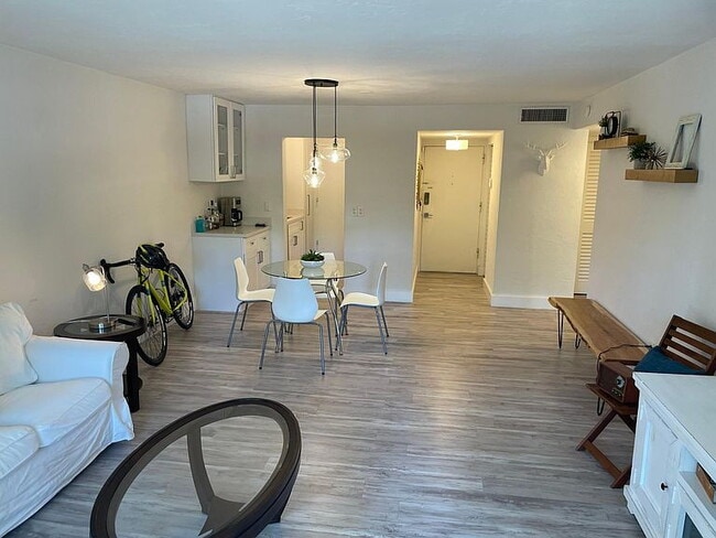 Building Photo - "Charming 1-Bedroom Oasis with Spacious Living in the Heart of Coral Gables!"