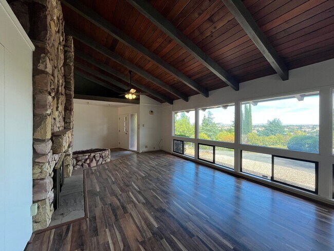 Building Photo - 420 Fairview Ln