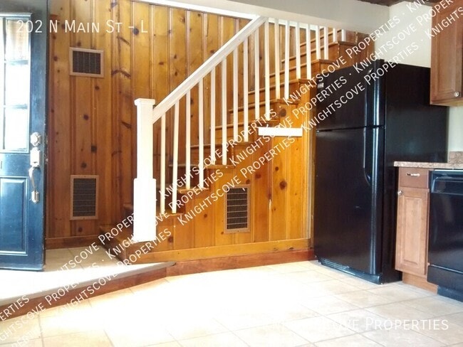 Building Photo - 202 N Main St