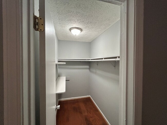 Building Photo - Updated 1 Bedroom 1 Bath Condo in Well Maintained HOA Community