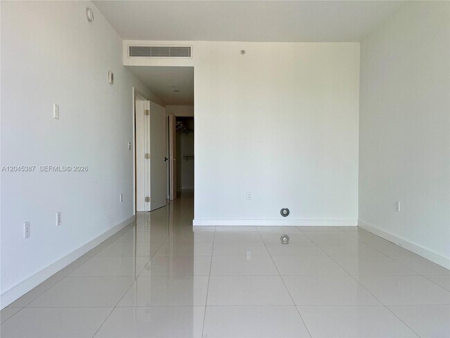 Building Photo - 9940 W Bay Harbor Dr