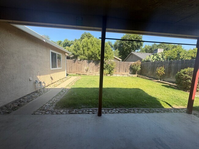 Building Photo - Single story near freeway access and major shopping!