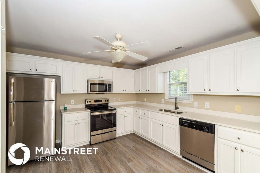 Building Photo - 9490 Cumberland Oaks Dr