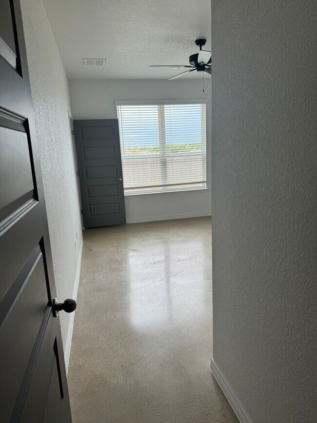 Building Photo - 2313 Ocean Dr