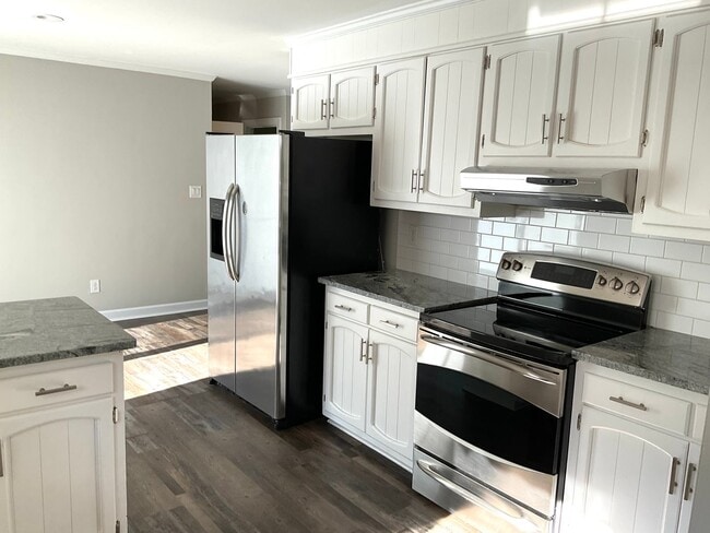 Building Photo - HomeFor Rent with 3 Bedrooms, 2 Baths, 2 Car Garage in Lincolnton NC