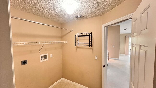 Building Photo - Huge!! 3 bedroom 2 bath in Deltona Lakes. ...
