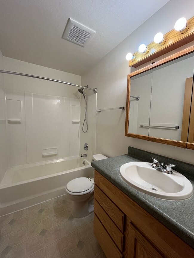 Building Photo - Dog friendly, 3 bedroom home in Aurora