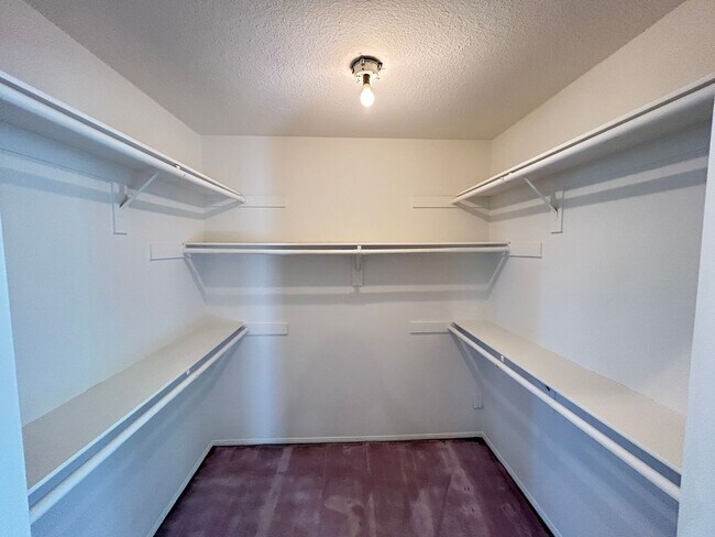 Building Photo - 8132 E Hillsdale Dr