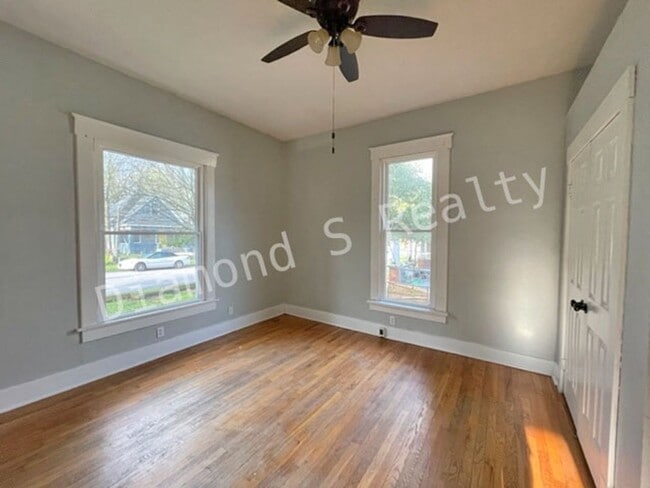 Building Photo - 3 Bedroom Bungalow available Early June!
