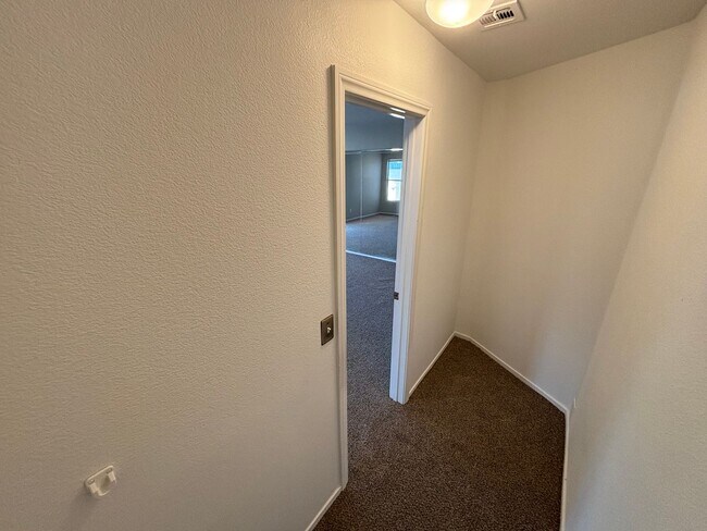Building Photo - Spacious 3Bed/3Bath Two Story Home Located...