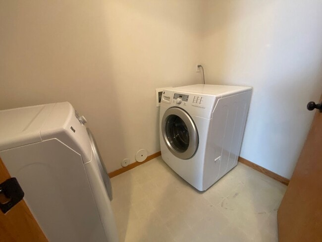 Building Photo - 3 Bedroom Townhome in South Fargo!!
