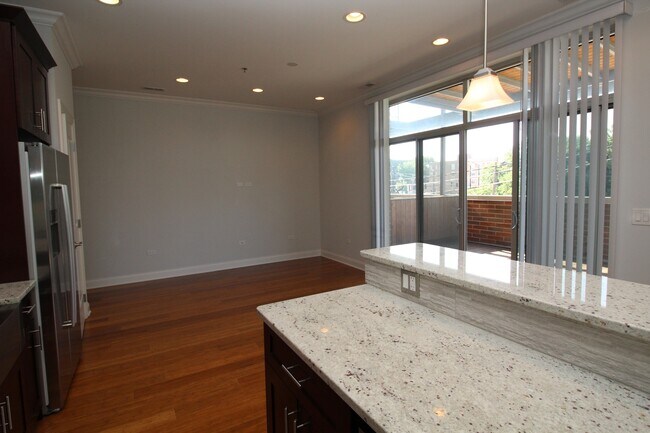 Building Photo - 1609 W Warren Blvd