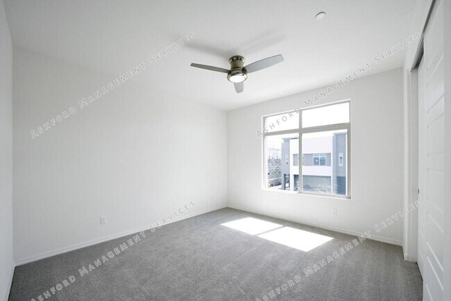 Building Photo - Luxury 3-Bedroom Townhome with Rooftop Dec...