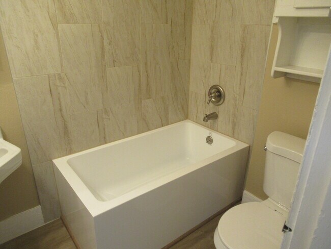 Building Photo - 1001 N Weber St