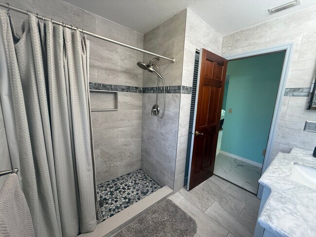 Building Photo - Beautiful 3 bedroom 2.5 bathroom pool home