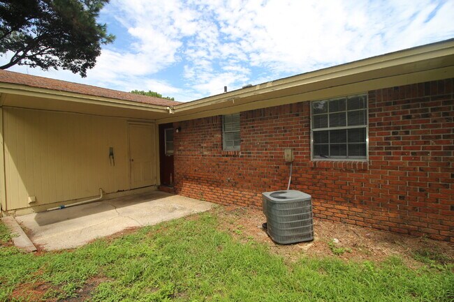 Building Photo - 2-Bedroom Duplex Near UWF – Tile Floors, G...